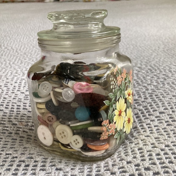 Hand Painted Vintage Canister With 2 cups of vintage buttons inside - Picture 4 of 10